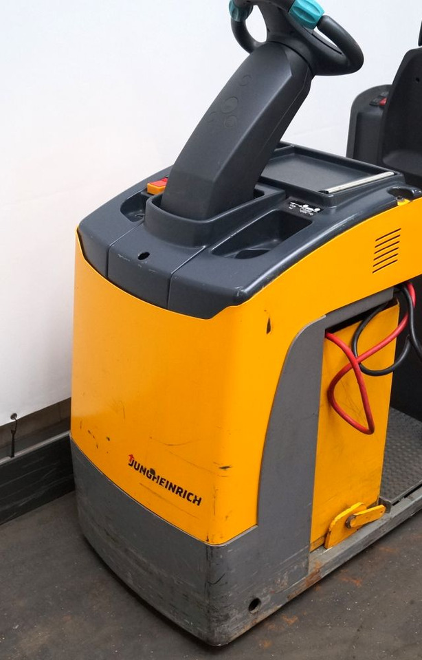 Jungheinrich EZS130 - Tow tractor: picture 3 Jungheinrich EZS130 - Tow tractor: picture 3