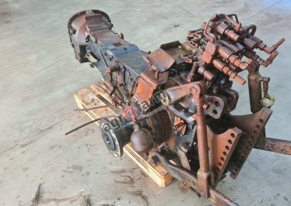 TYLNY MOST I SKRZYNIA BIEGÓW NEW HOLLAND TN70F - Gearbox: picture 1 TYLNY MOST I SKRZYNIA BIEGÓW NEW HOLLAND TN70F - Gearbox: picture 1