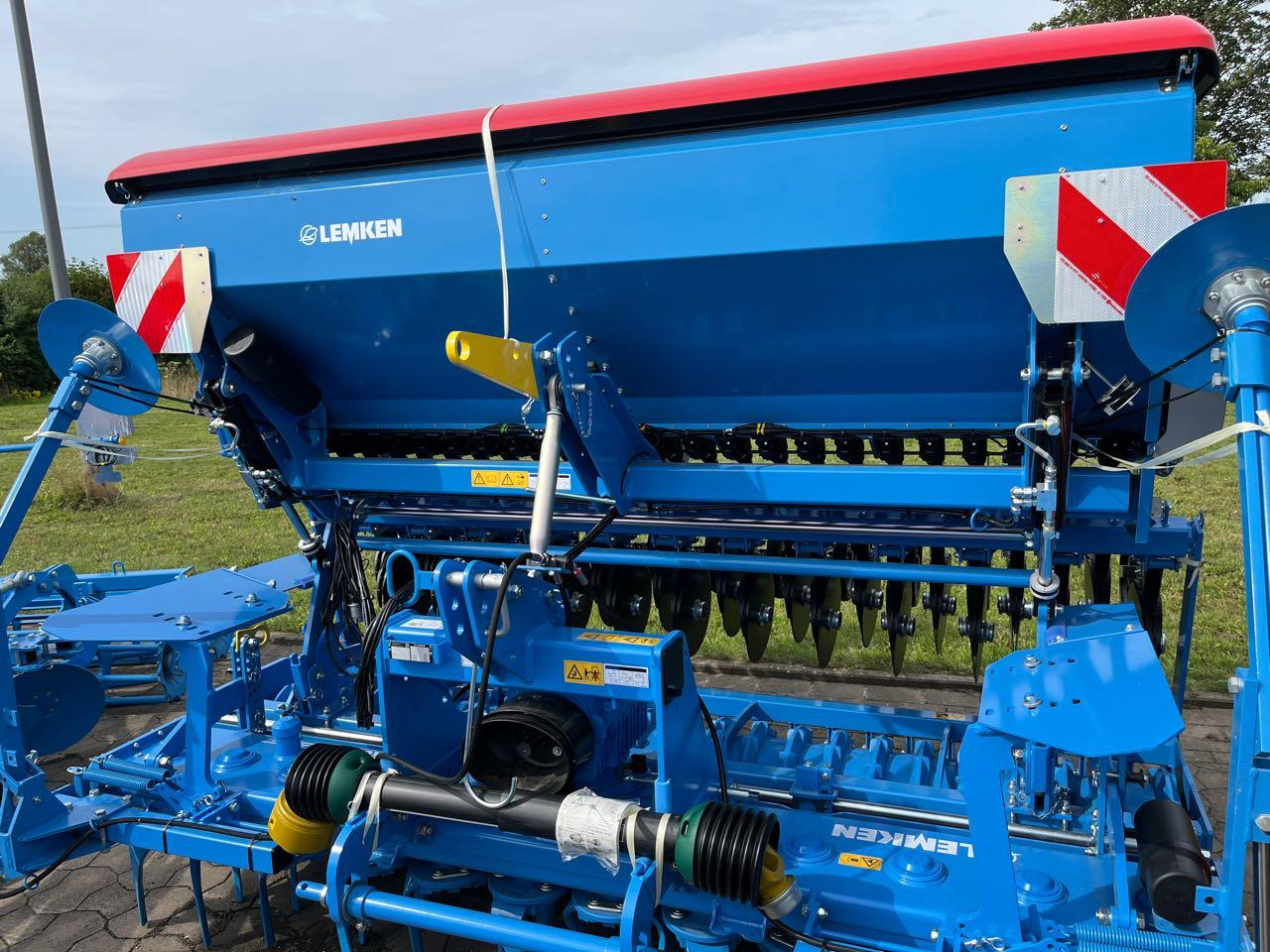 Lemken Zirkon 12/300 und Saphir 9/300 - Combine seed drill: picture 1 Lemken Zirkon 12/300 und Saphir 9/300 - Combine seed drill: picture 1