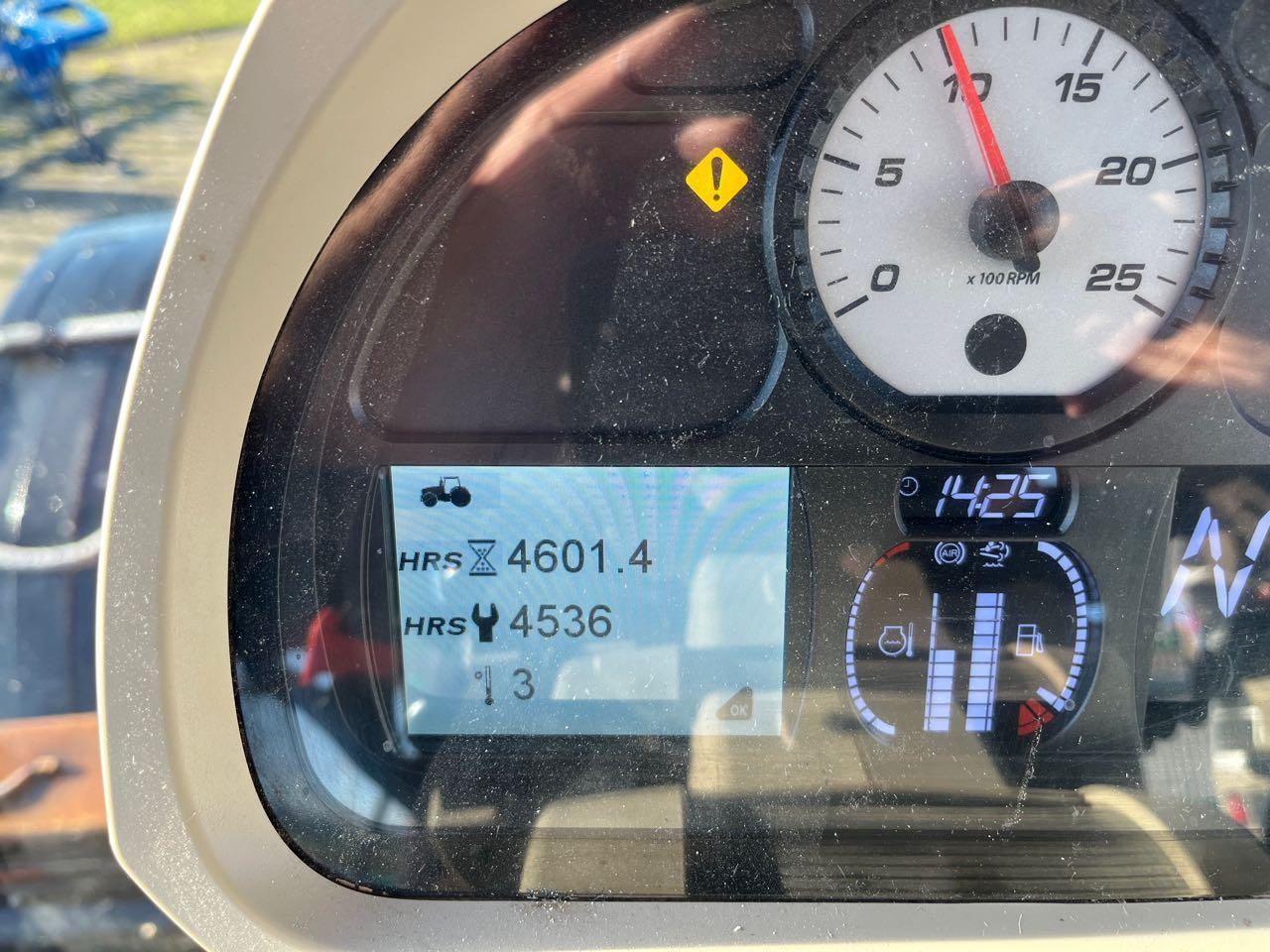 Massey Ferguson 8727 Dyna-VT - Farm tractor: picture 4 Massey Ferguson 8727 Dyna-VT - Farm tractor: picture 4