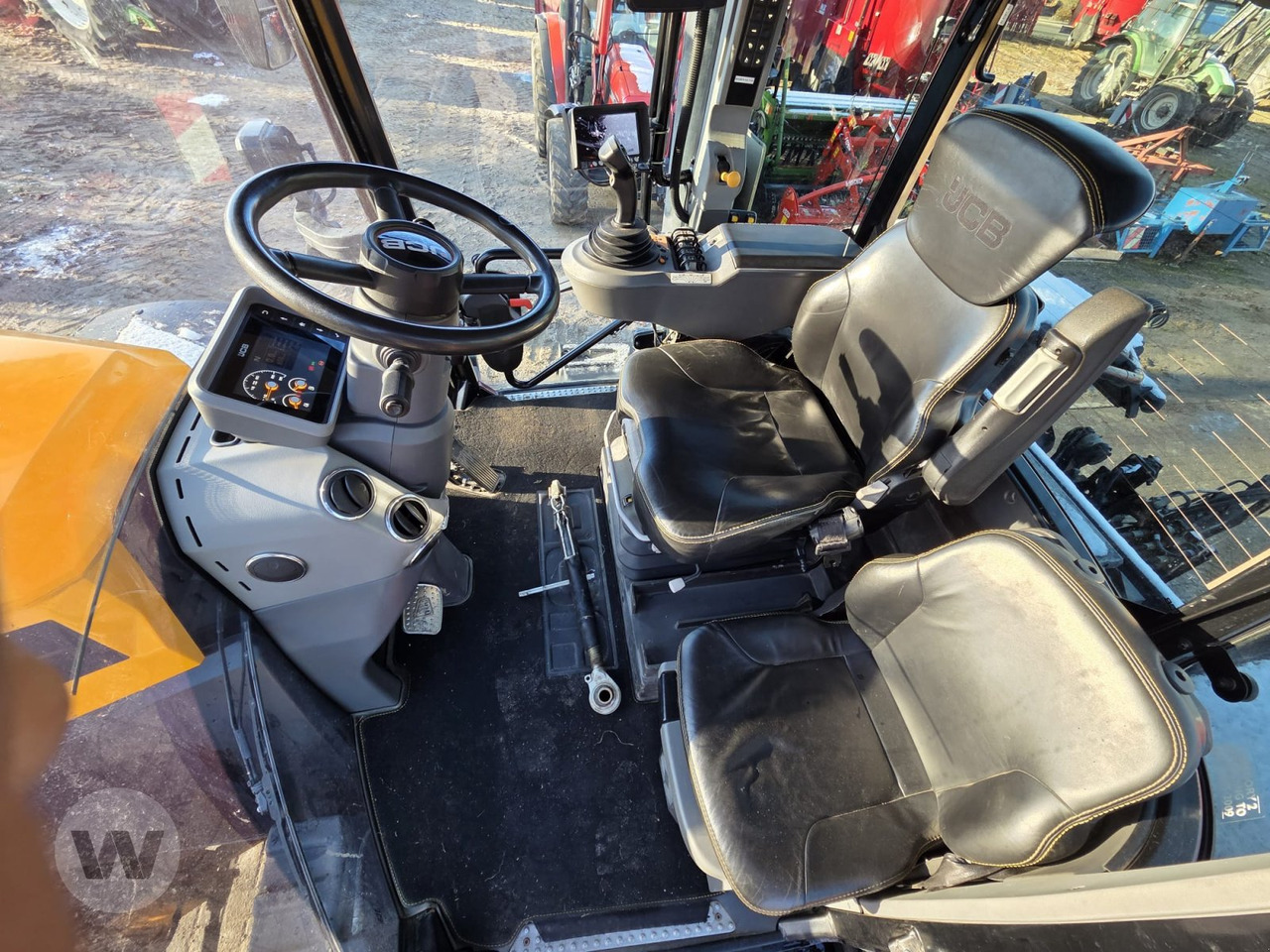 Farm tractor JCB FasTrac 8330: picture 6 Farm tractor JCB FasTrac 8330: picture 6