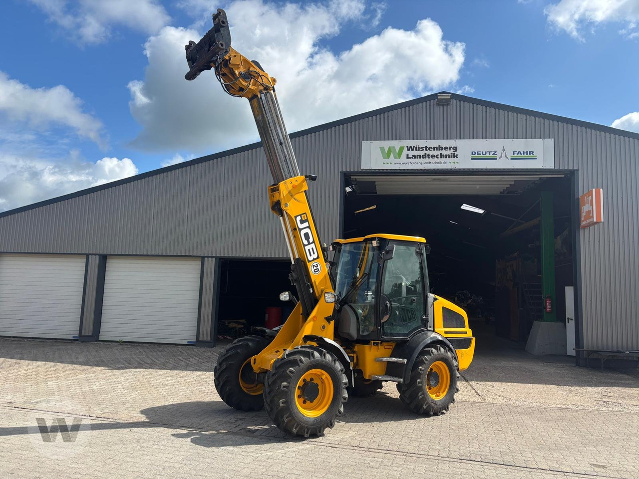 JCB TM 220 - Wheel loader: picture 1 JCB TM 220 - Wheel loader: picture 1