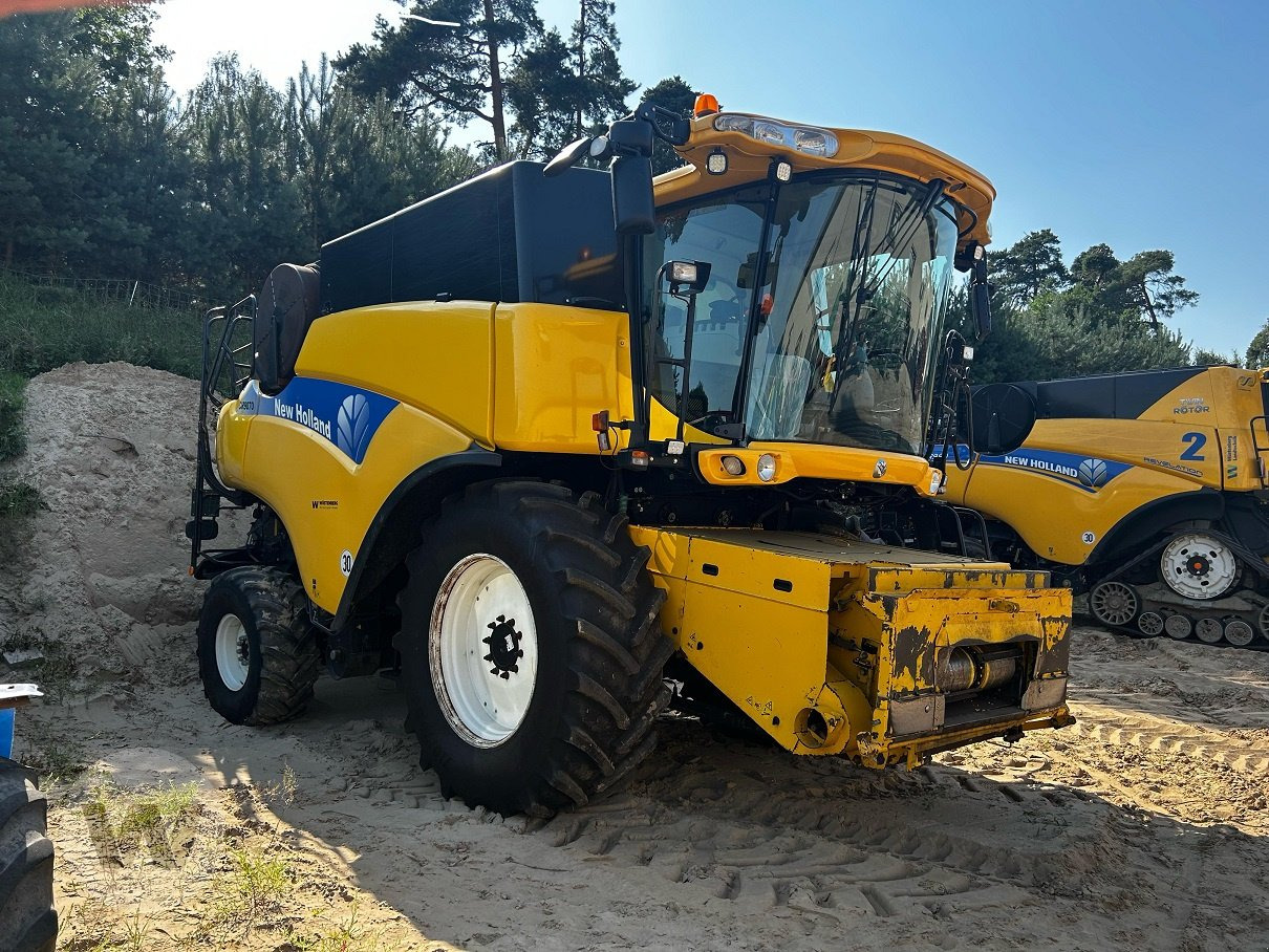 New Holland CR 9070 ELEV - Farm tractor: picture 1 New Holland CR 9070 ELEV - Farm tractor: picture 1