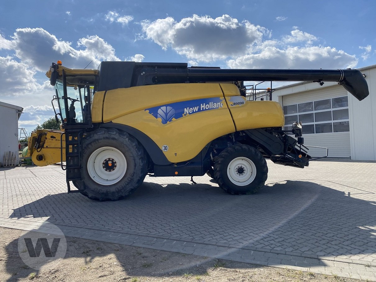 New Holland CR 9090 - Combine harvester: picture 1 New Holland CR 9090 - Combine harvester: picture 1