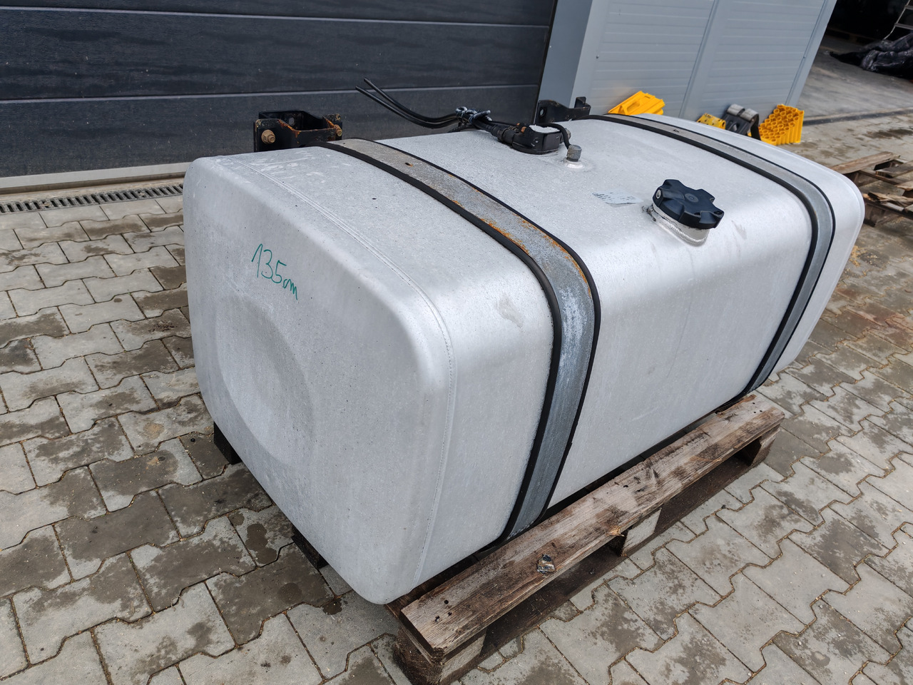 MAN TGS TGX / ALU FUEL TANK / 131x70x57,5 / 480L / 81122015937 - Fuel tank: picture 3 MAN TGS TGX / ALU FUEL TANK / 131x70x57,5 / 480L / 81122015937 - Fuel tank: picture 3
