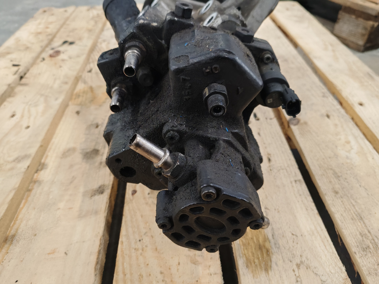 MAN TGS TGX EURO 6 / D2676LF / BOSCH FUEL PUMP / 51111037858 - Fuel pump: picture 3 MAN TGS TGX EURO 6 / D2676LF / BOSCH FUEL PUMP / 51111037858 - Fuel pump: picture 3