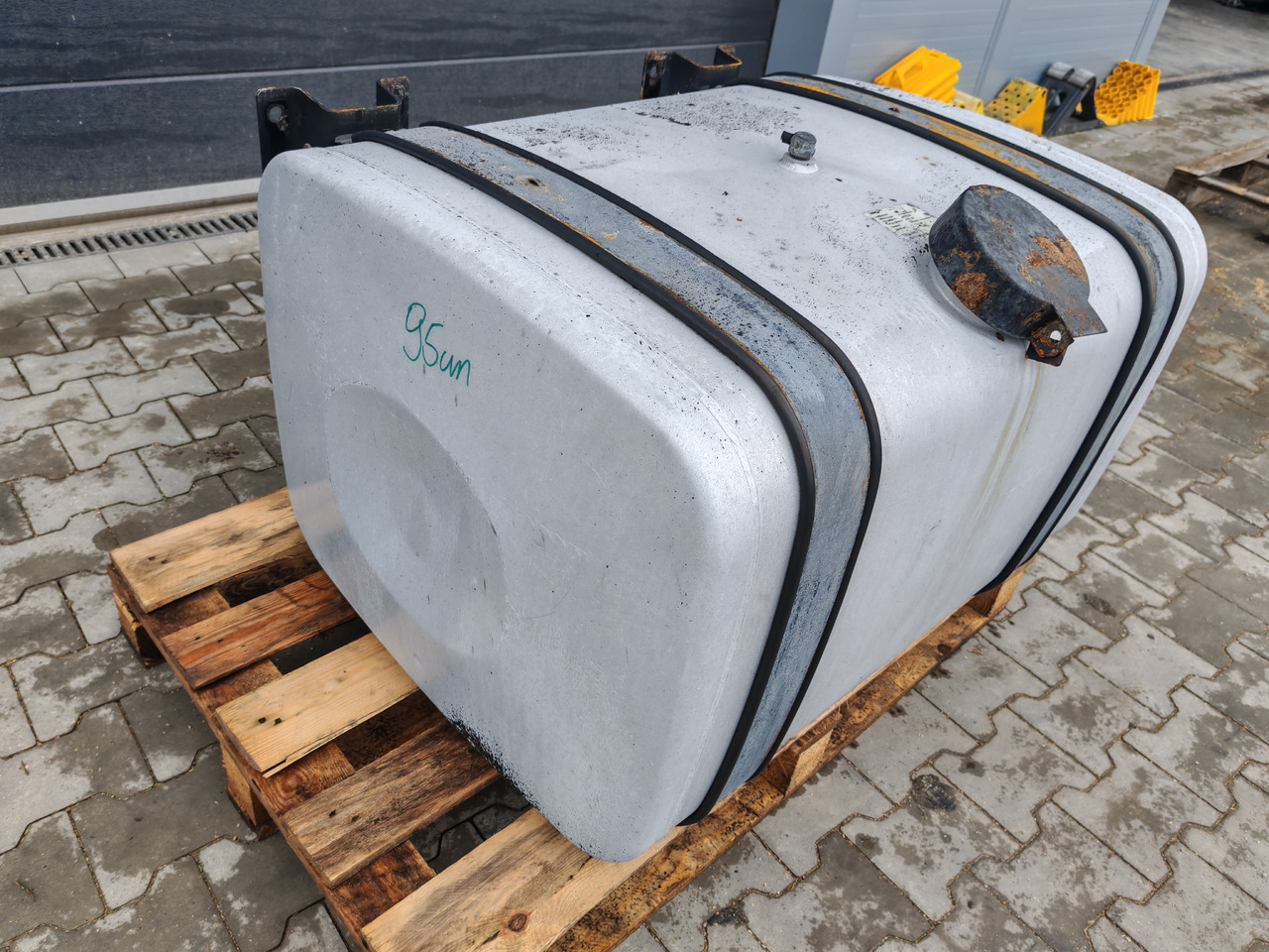 MAN TGX TGS / ALU FUEL TANK / 330L / 96x70x57,5 - Fuel tank: picture 5 MAN TGX TGS / ALU FUEL TANK / 330L / 96x70x57,5 - Fuel tank: picture 5