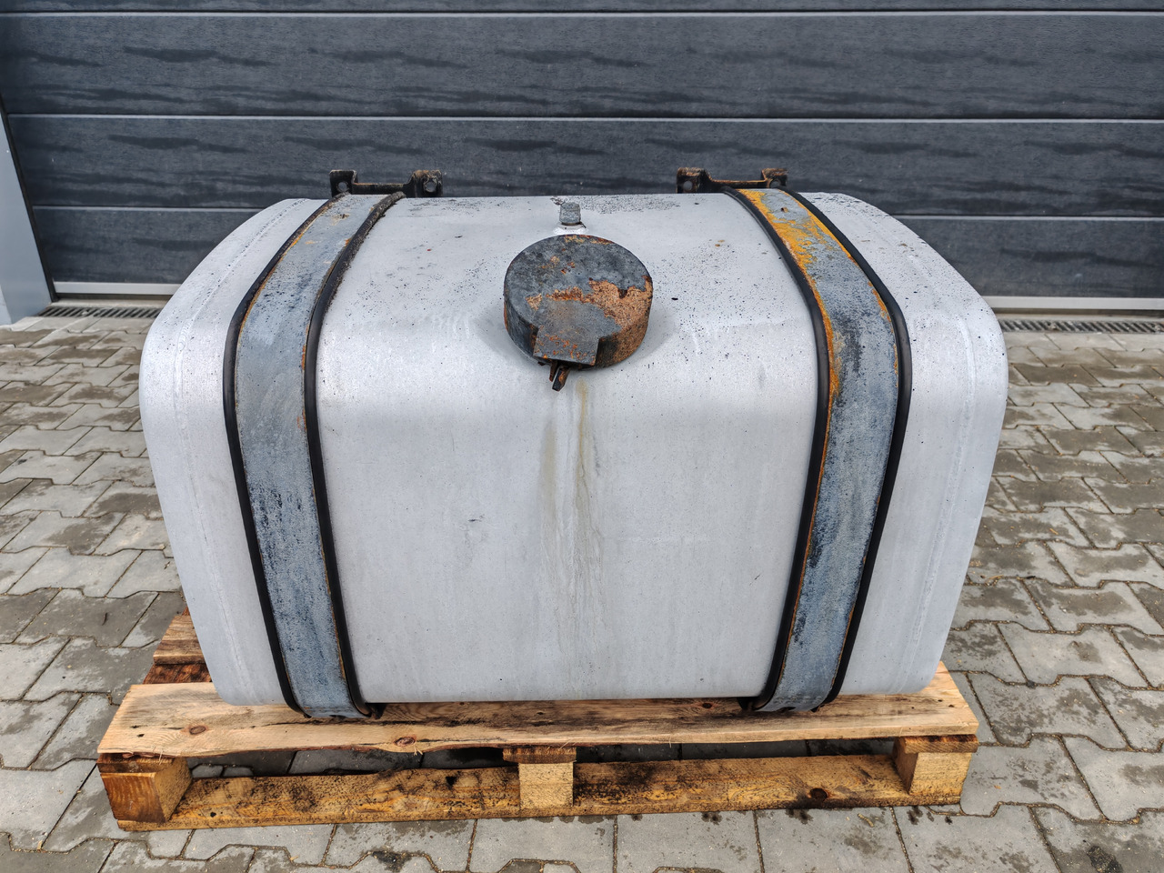 MAN TGX TGS / ALU FUEL TANK / 330L / 96x70x57,5 - Fuel tank: picture 2 MAN TGX TGS / ALU FUEL TANK / 330L / 96x70x57,5 - Fuel tank: picture 2