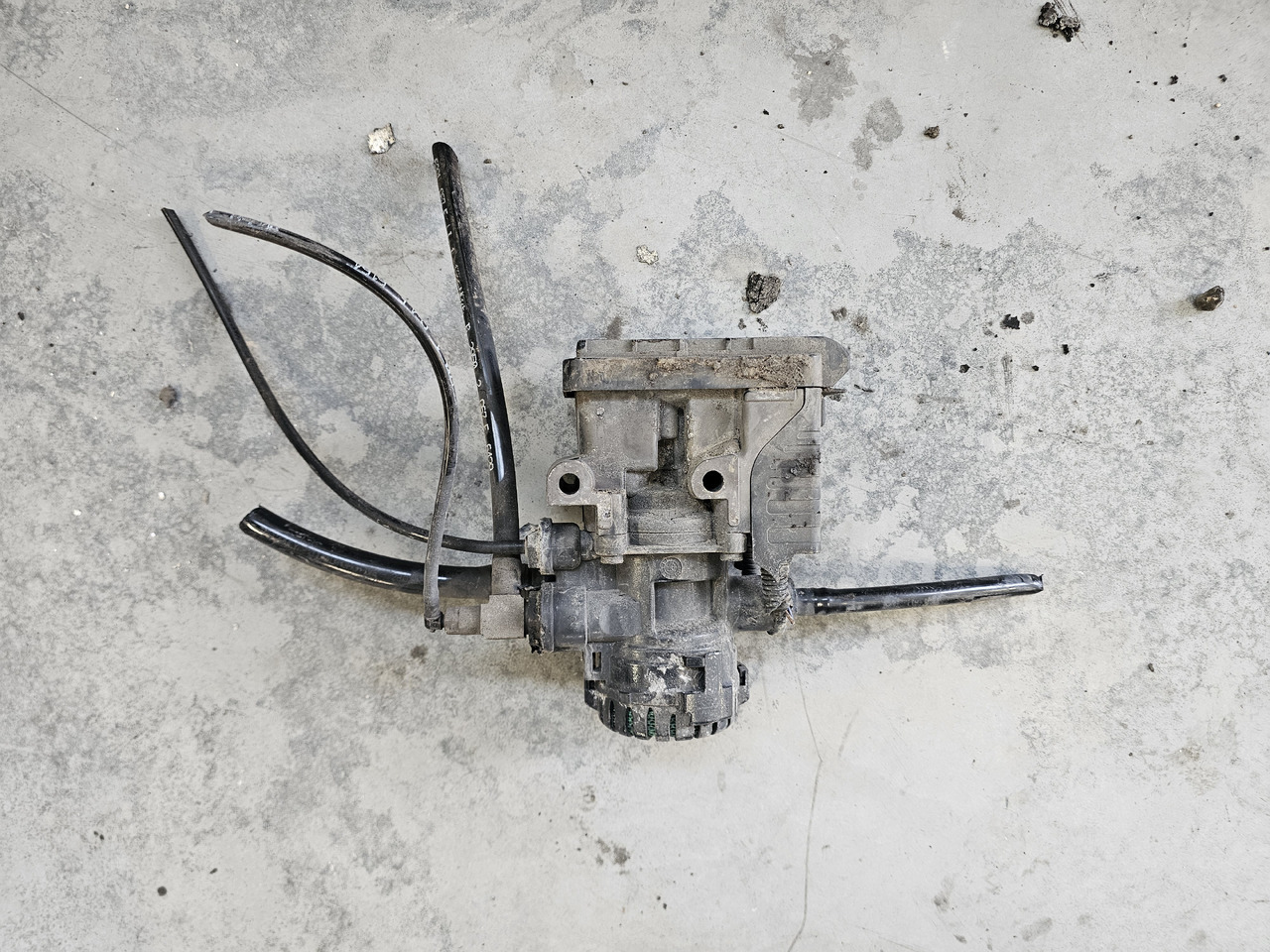 MAN TGX TGS / FRONT EBS VALVE / 81521066067 - Brake valve: picture 2 MAN TGX TGS / FRONT EBS VALVE / 81521066067 - Brake valve: picture 2