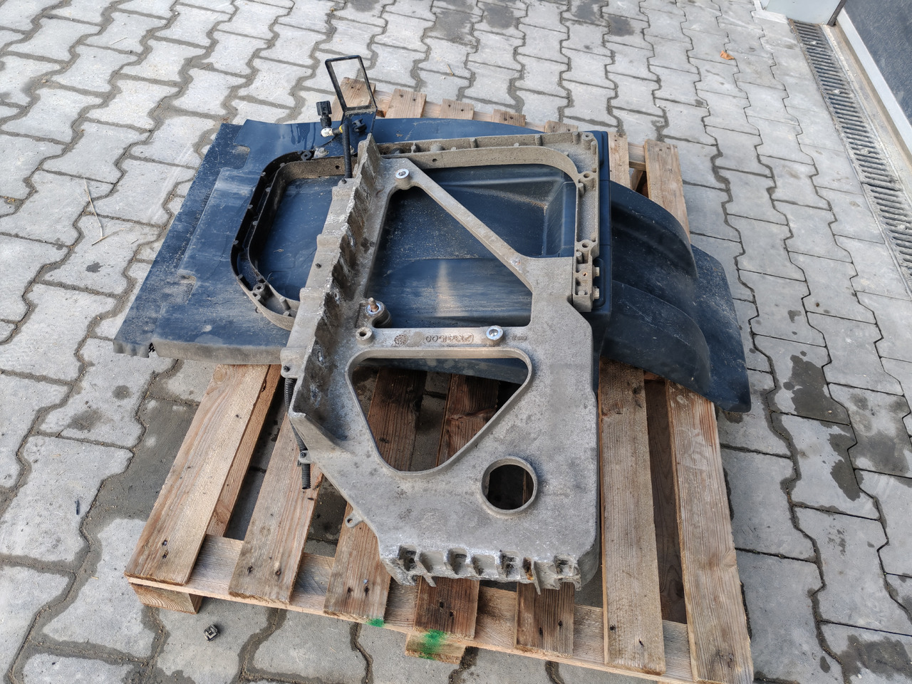 VOLVO FH FM FMX /FRONT AXLE LEFT MODGUARD / COMPLETE - Body and exterior: picture 3 VOLVO FH FM FMX /FRONT AXLE LEFT MODGUARD / COMPLETE - Body and exterior: picture 3