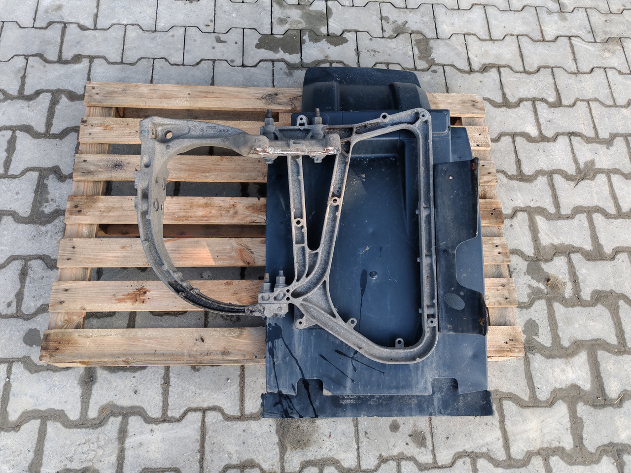 VOLVO FH FM FMX /FRONT AXLE RIGHT MODGUARD / COMPLETE - Body and exterior: picture 2 VOLVO FH FM FMX /FRONT AXLE RIGHT MODGUARD / COMPLETE - Body and exterior: picture 2