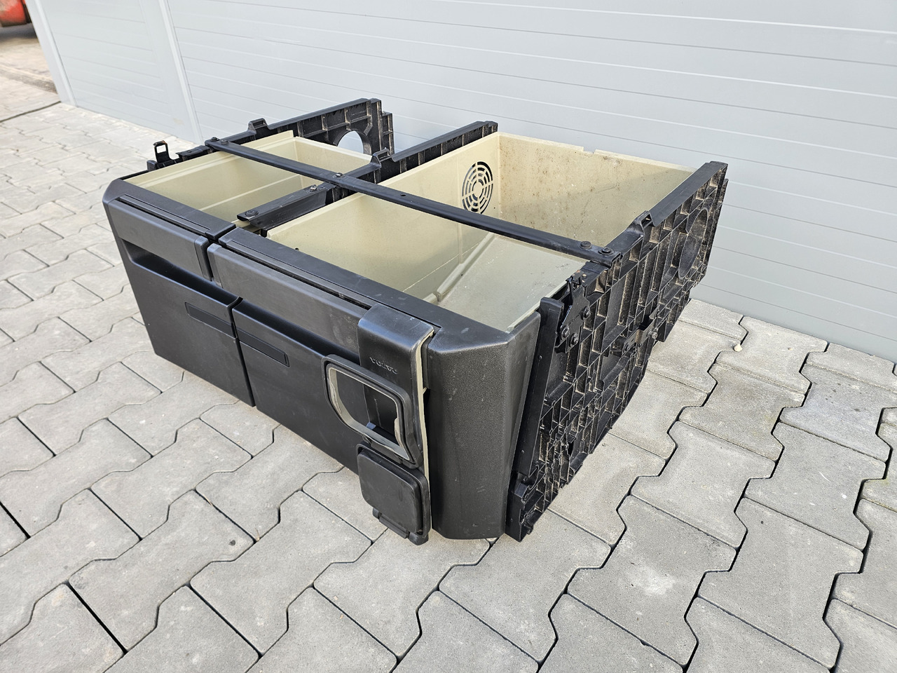 VOLVO FH4 / CABIN UNDERBED STORAGE / 23538347 23538293 - Cab and interior: picture 4 VOLVO FH4 / CABIN UNDERBED STORAGE / 23538347 23538293 - Cab and interior: picture 4