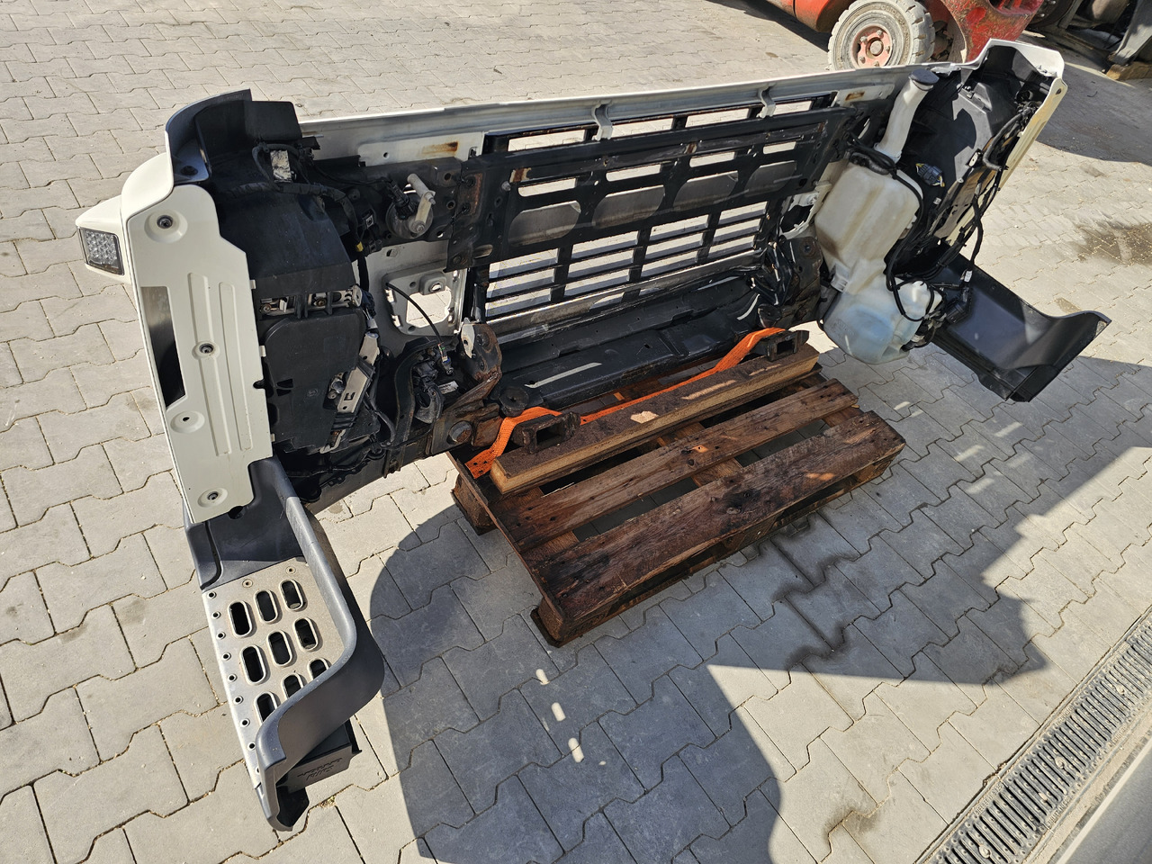 VOLVO FM3 EUR0 5 / COMPLETE BUMPER - Bumper: picture 4 VOLVO FM3 EUR0 5 / COMPLETE BUMPER - Bumper: picture 4