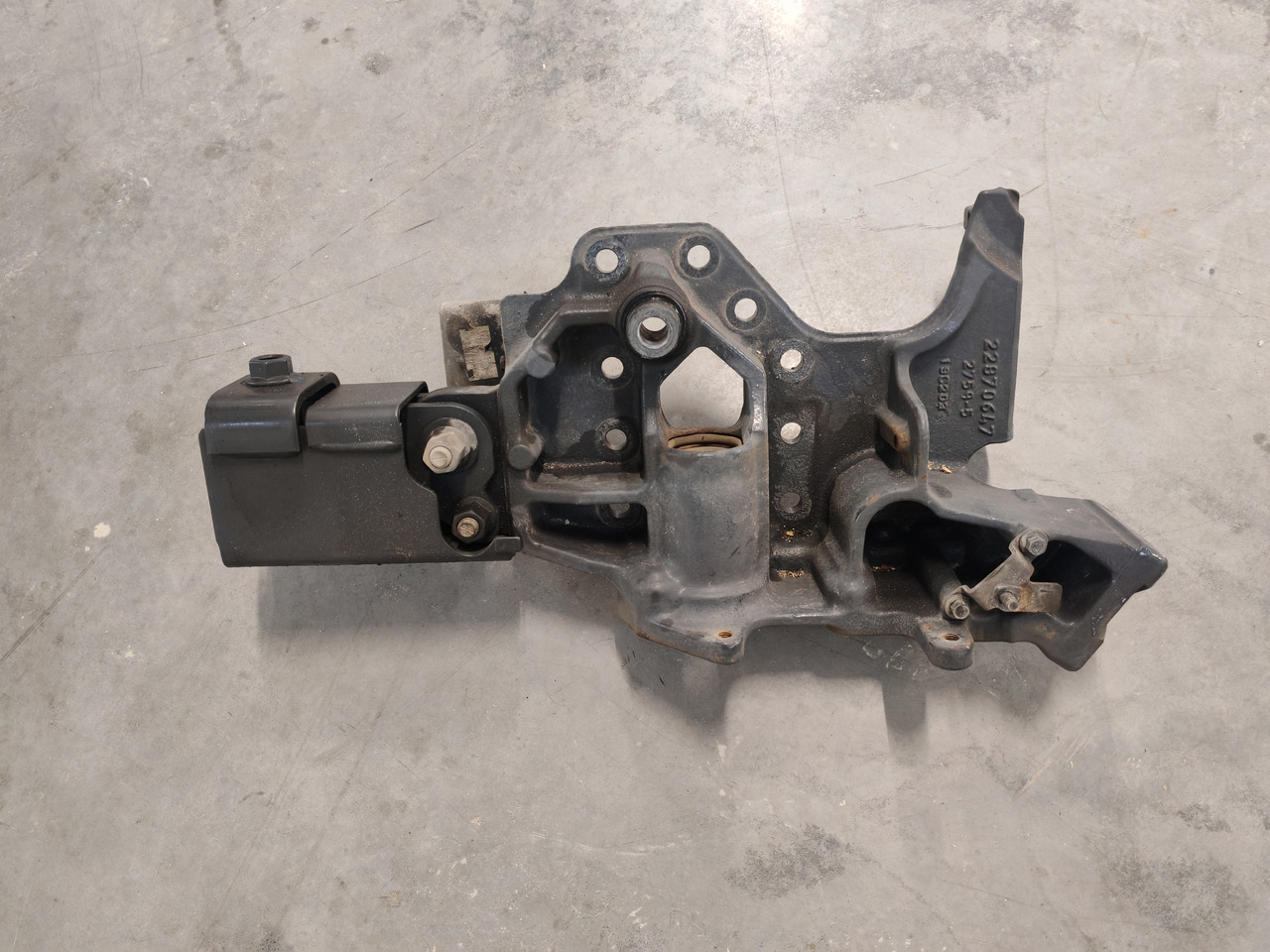 VOLVO FM5 EURO 6 / CABIN SUNSPENSION BRACKET / 22870647 / RIGHT - Frame/ Chassis: picture 3 VOLVO FM5 EURO 6 / CABIN SUNSPENSION BRACKET / 22870647 / RIGHT - Frame/ Chassis: picture 3