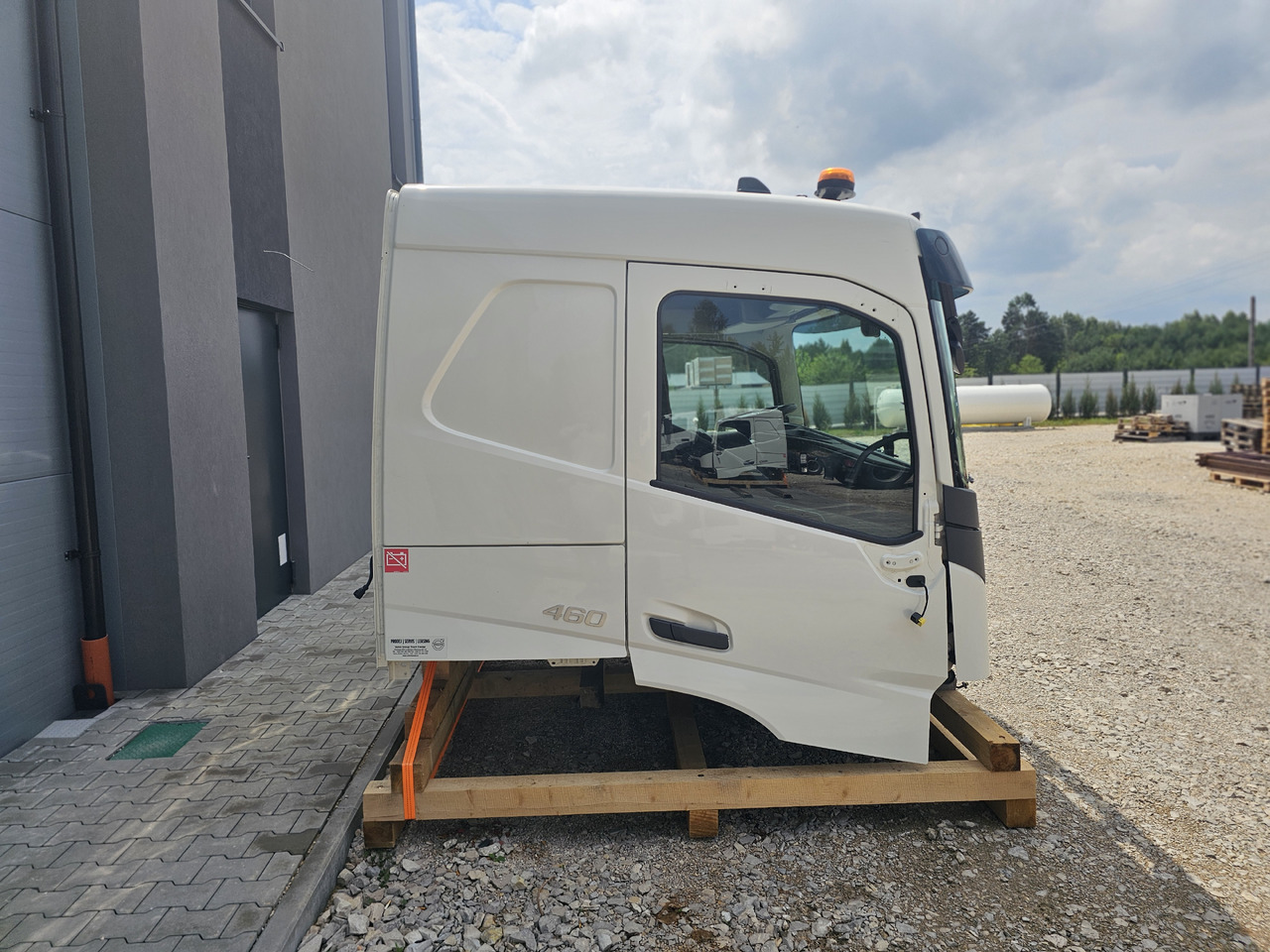 VOLVO FM5 LOW ROOF / L2 H1 / COMPLETE CAB / 2022 - Cab: picture 4 VOLVO FM5 LOW ROOF / L2 H1 / COMPLETE CAB / 2022 - Cab: picture 4