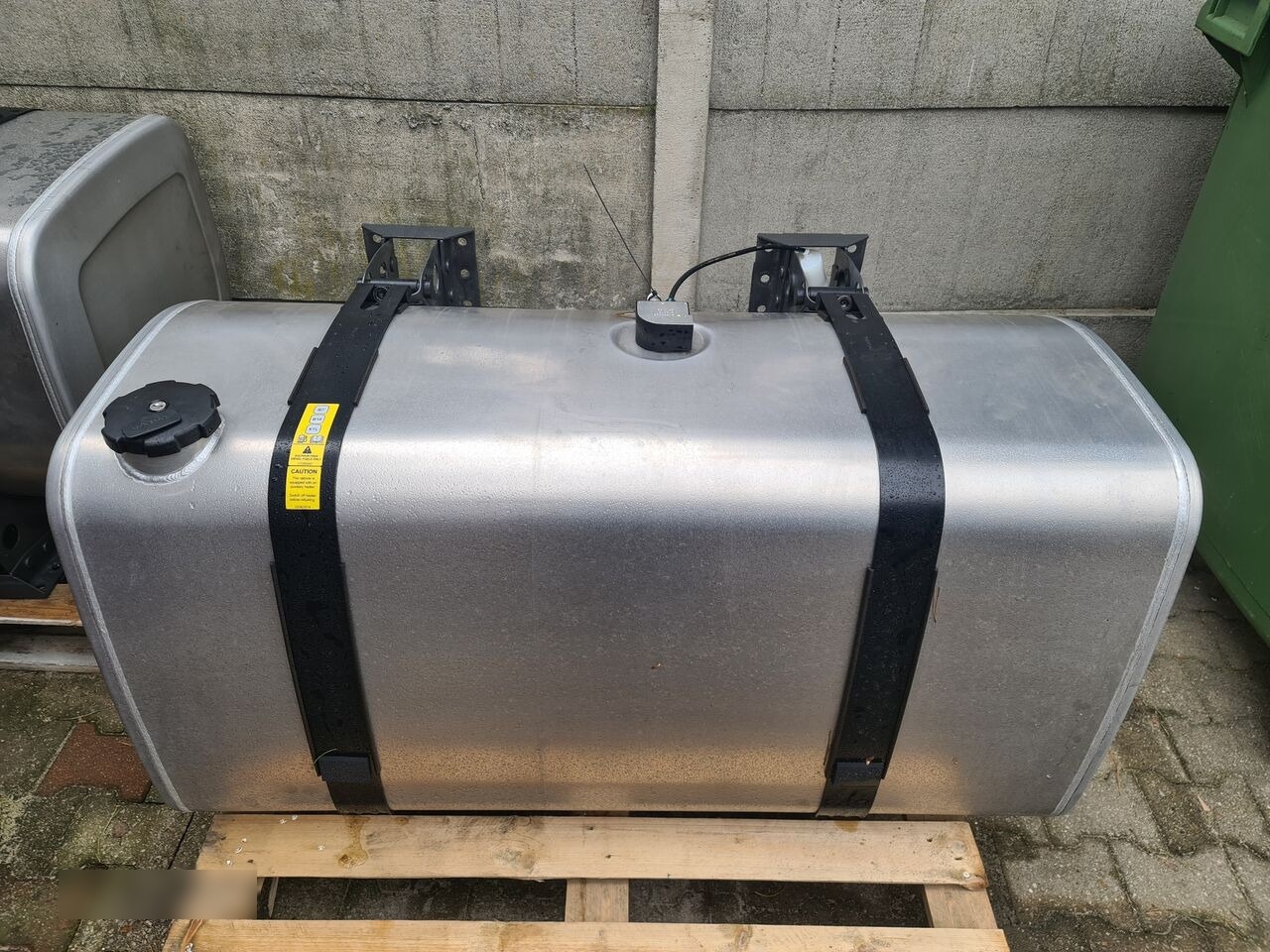 Volvo FH4 FM4 FH FMX Volvo FH FM FH4 FM4 FMX - Fuel tank for Truck: picture 1 Volvo FH4 FM4 FH FMX Volvo FH FM FH4 FM4 FMX - Fuel tank for Truck: picture 1