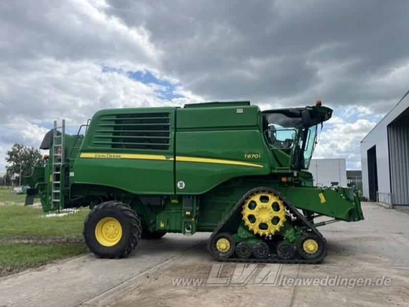 John Deere T670 - Combine harvester: picture 2 John Deere T670 - Combine harvester: picture 2