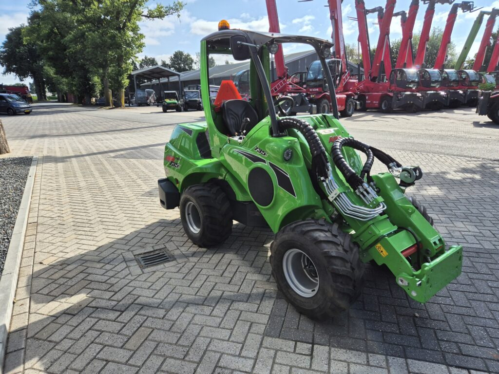 New Compact loader AVANT 735I: picture 6