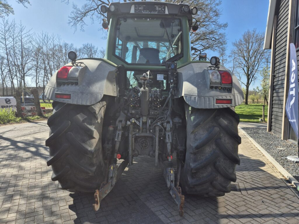 Farm tractor FENDT 828: picture 6