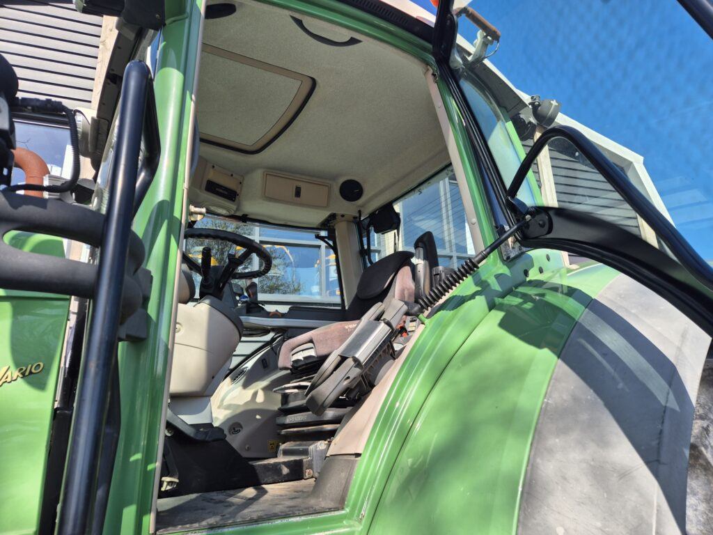 Farm tractor FENDT 828: picture 15