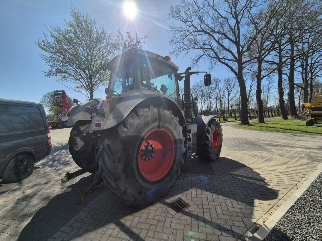 Farm tractor FENDT 828: picture 9