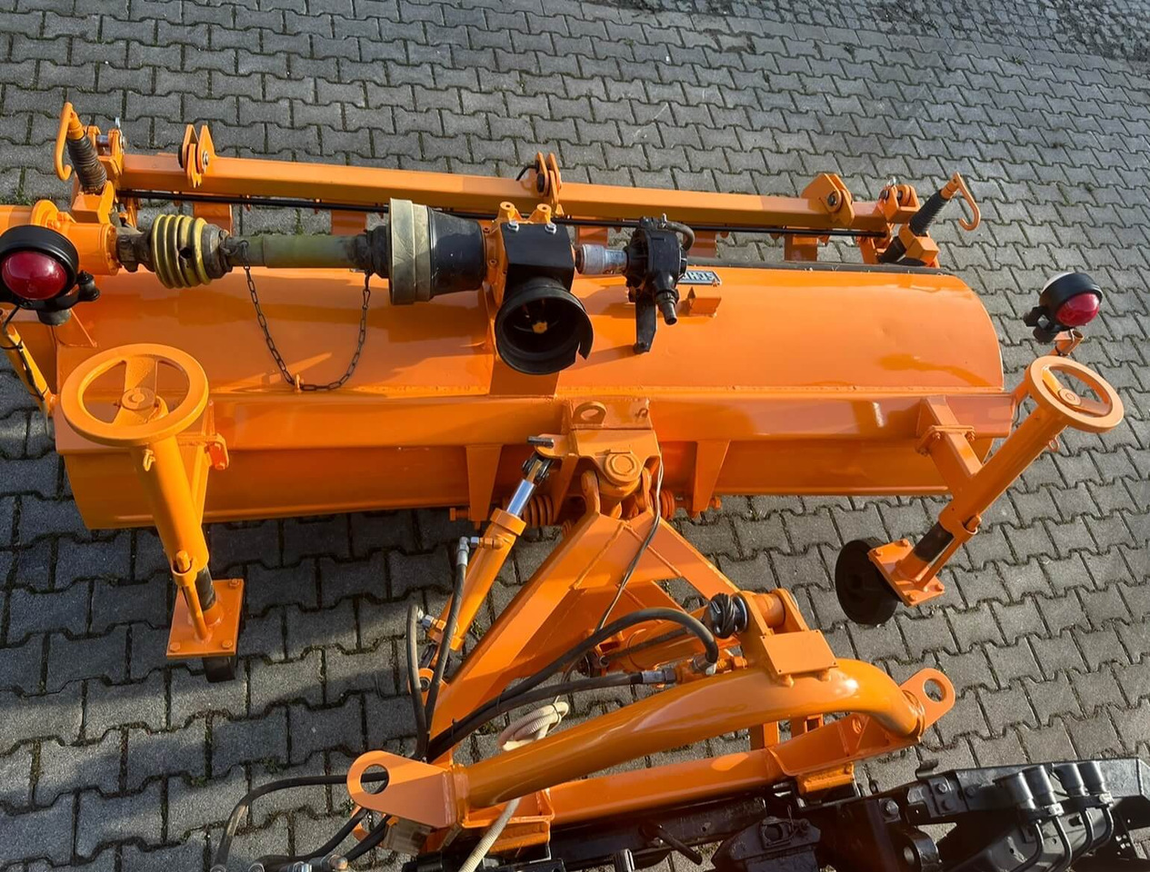 Unimog Frontanbaukehrbesen Schmidt VKS4.2 - Broom: picture 4 Unimog Frontanbaukehrbesen Schmidt VKS4.2 - Broom: picture 4