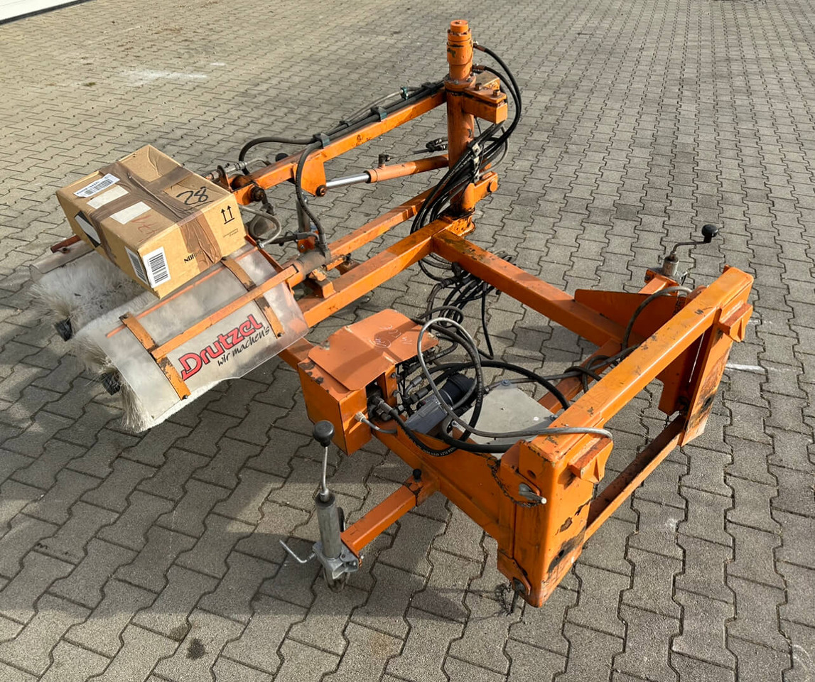 Unimog Leitpfostenwaschgerät Drutzel LWG-U-300 - Broom: picture 1 Unimog Leitpfostenwaschgerät Drutzel LWG-U-300 - Broom: picture 1