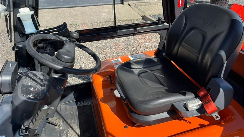 Doosan D30 G med kabine og KUN 57 TIMER FRA NY, MED TIME - Diesel forklift: picture 5 Doosan D30 G med kabine og KUN 57 TIMER FRA NY, MED TIME - Diesel forklift: picture 5