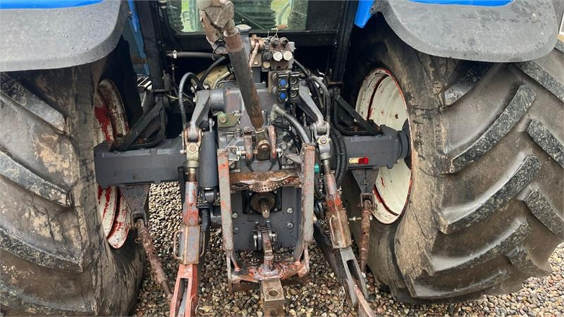 New Holland TM150 Med frontlift - Farm tractor: picture 4 New Holland TM150 Med frontlift - Farm tractor: picture 4