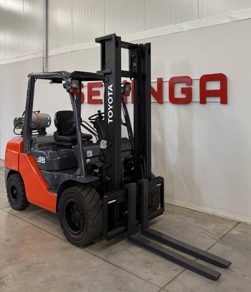 Toyota 10913 - 02-8FGJF35 - LPG forklift: picture 4 Toyota 10913 - 02-8FGJF35 - LPG forklift: picture 4