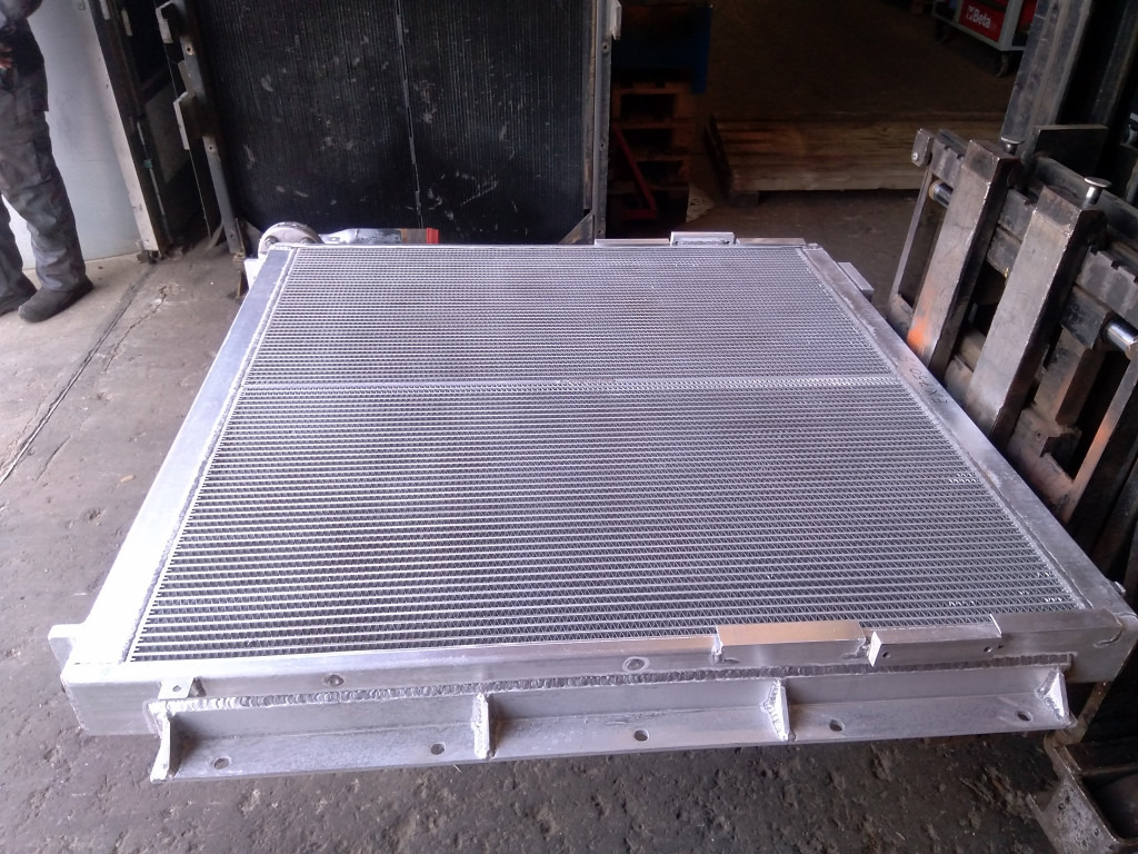 Hitachi 4406230 - Oil cooler for Construction machinery: picture 2 Hitachi 4406230 - Oil cooler for Construction machinery: picture 2