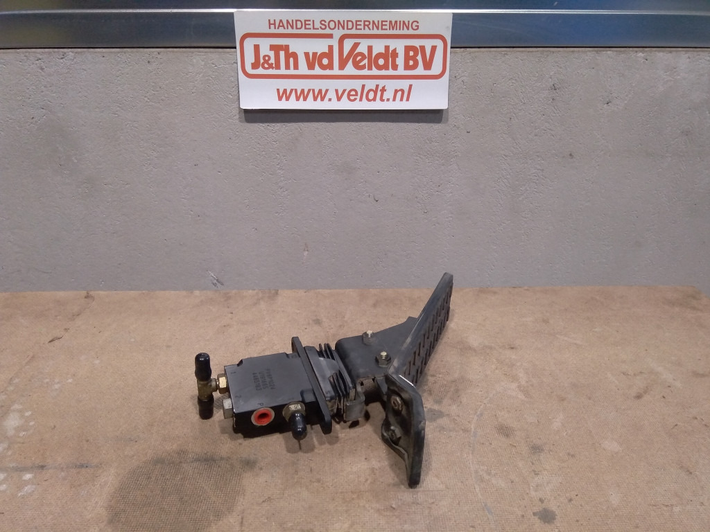 Hitachi 4465183 - - Pedal for Construction machinery: picture 2 Hitachi 4465183 - - Pedal for Construction machinery: picture 2