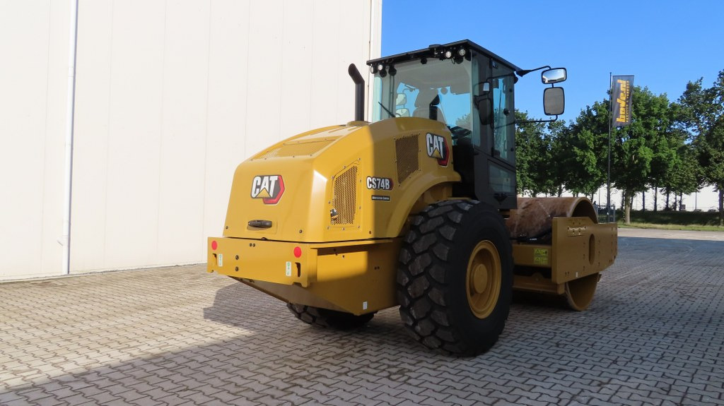 Caterpillar CS74B - Compactor: picture 2 Caterpillar CS74B - Compactor: picture 2