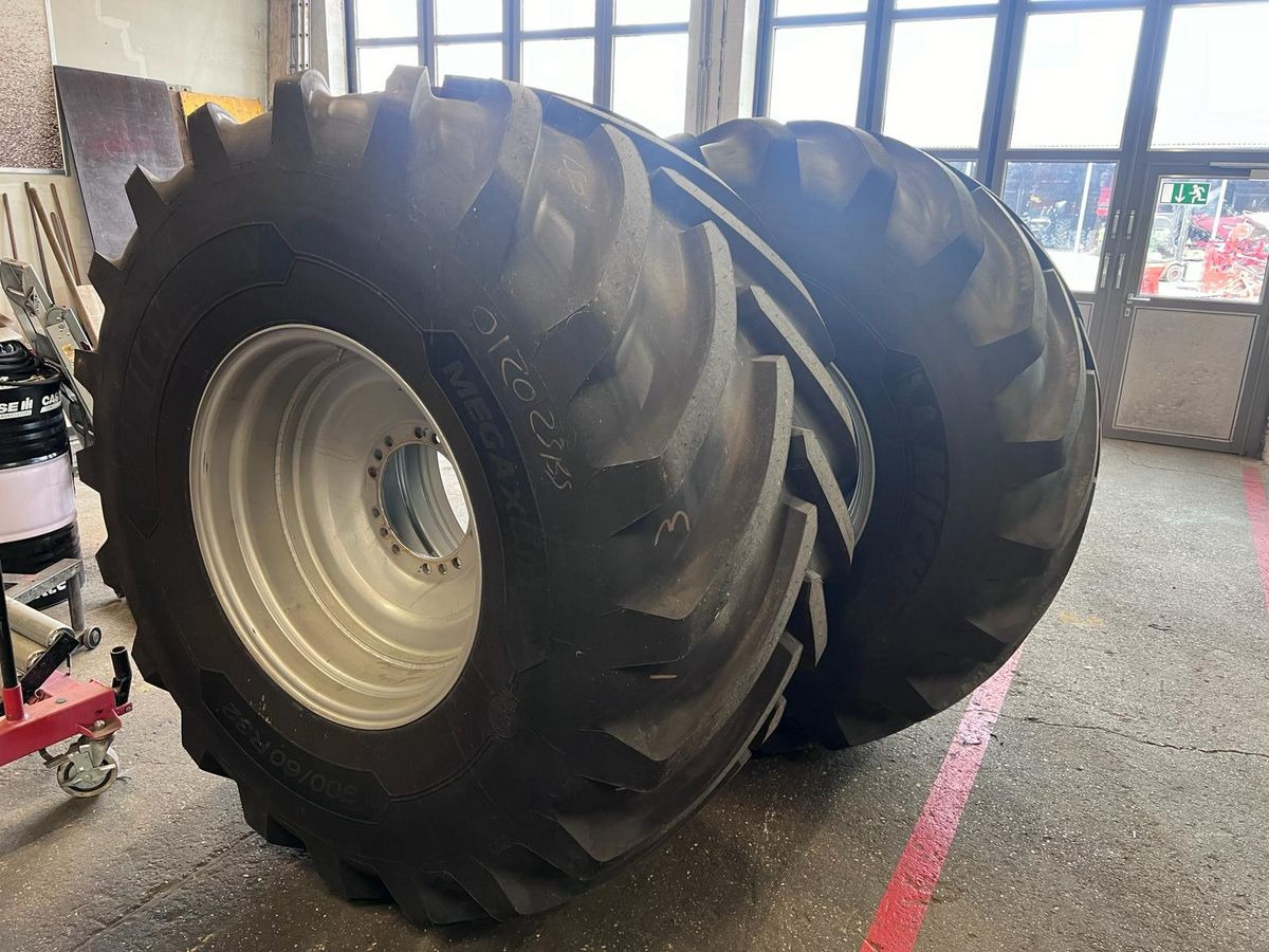 Michelin MegaXbib - Wheel and tire package for Harvester: picture 3 Michelin MegaXbib - Wheel and tire package for Harvester: picture 3
