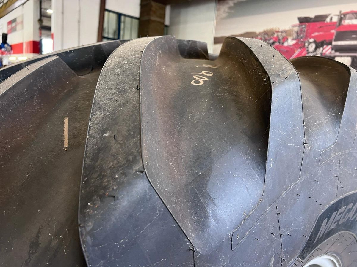 Michelin MegaXbib - Wheel and tire package for Harvester: picture 2 Michelin MegaXbib - Wheel and tire package for Harvester: picture 2