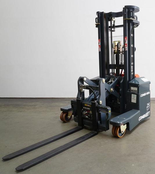 Combilift WR4 - 4-way reach truck: picture 1 Combilift WR4 - 4-way reach truck: picture 1
