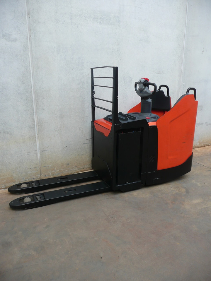 BT LPE 220 - Pallet truck: picture 2 BT LPE 220 - Pallet truck: picture 2