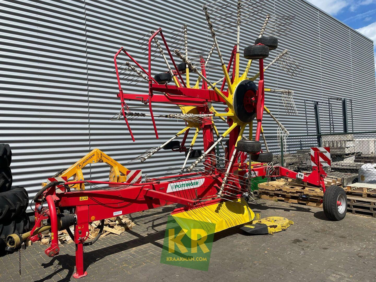 Pottinger 881A - Tedder/ Rake: picture 1 Pottinger 881A - Tedder/ Rake: picture 1