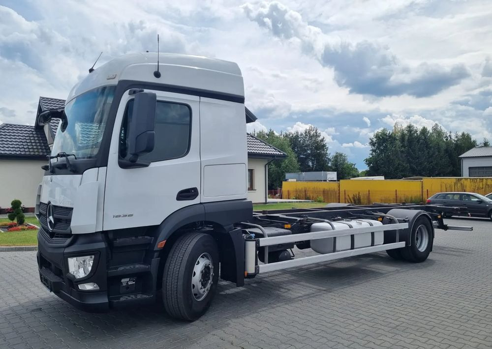 Mercedes-Benz Actros 1836 - Curtainsider truck: picture 1 Mercedes-Benz Actros 1836 - Curtainsider truck: picture 1