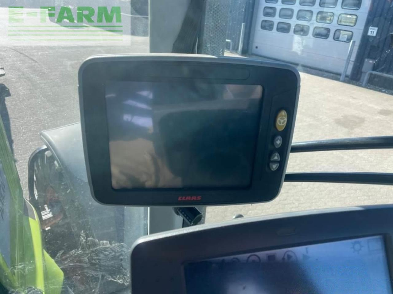 Farm tractor CLAAS axion 930 cmatic: picture 24