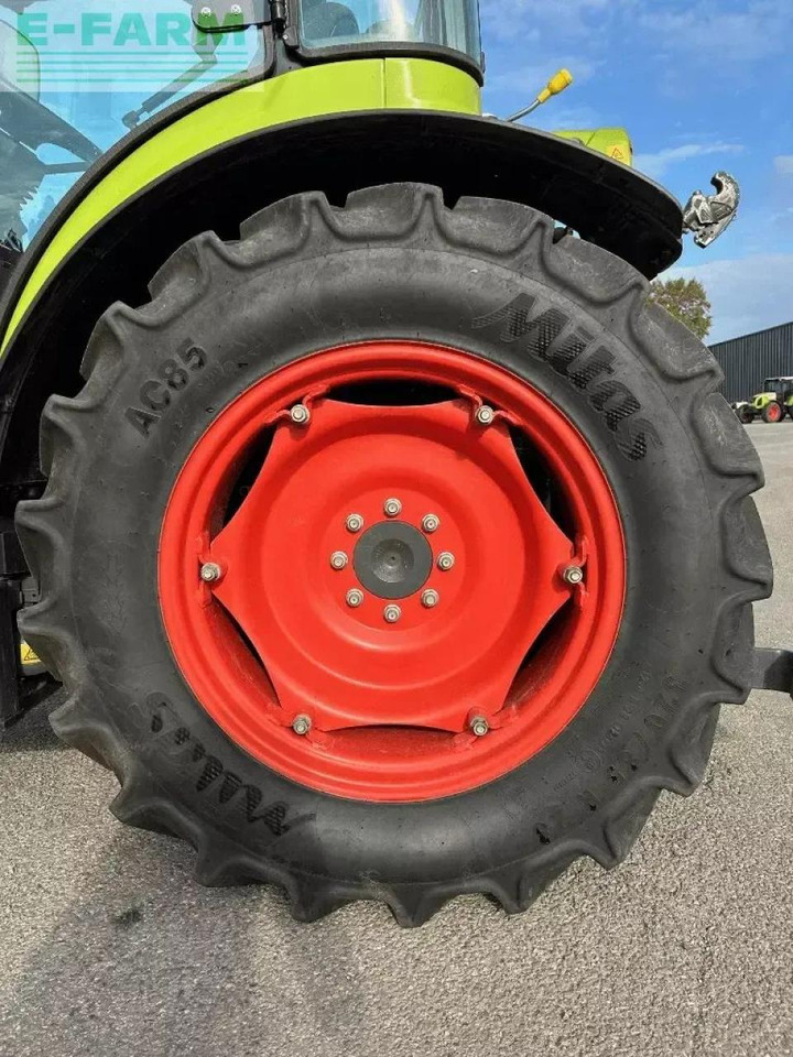 Farm tractor CLAAS nexos 230 s: picture 10