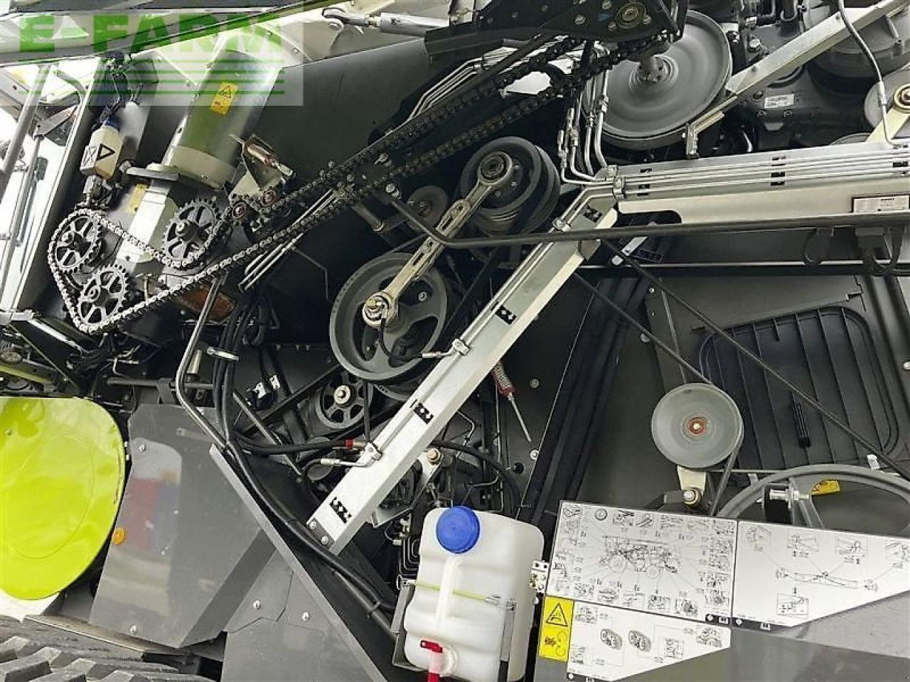 Combine harvester CLAAS trion 750 terra trac tt: picture 12