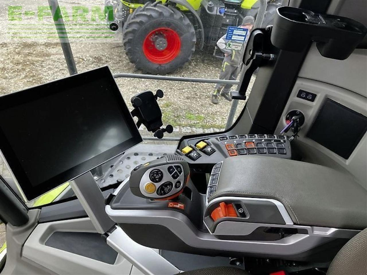 Combine harvester CLAAS trion 750 terra trac tt: picture 19