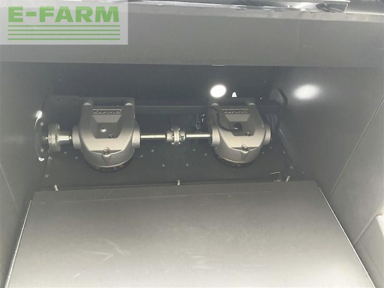 Combine harvester CLAAS trion 750 terra trac tt: picture 7