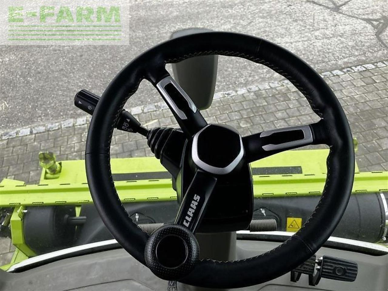 Combine harvester CLAAS trion 750 terra trac tt: picture 21