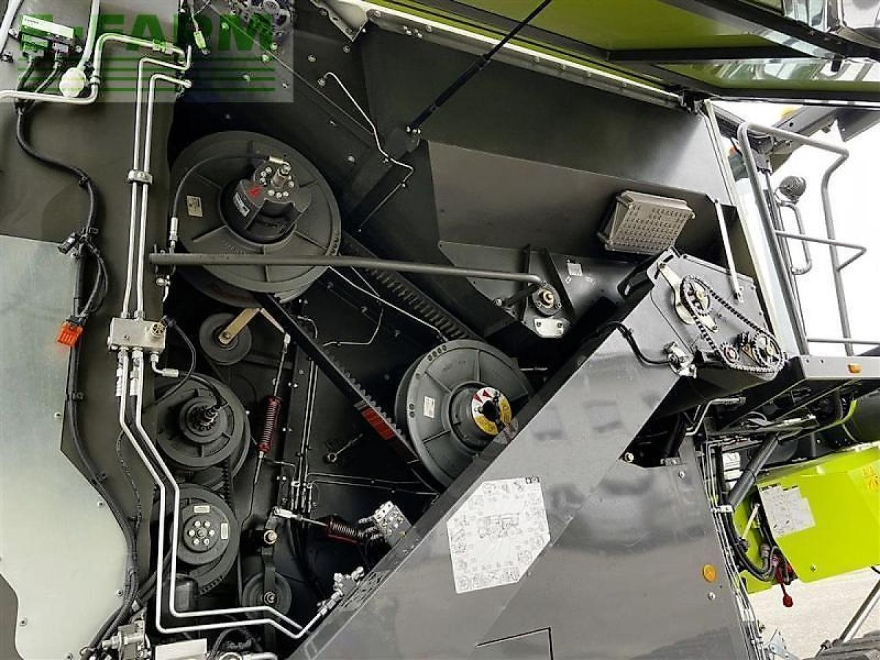 Combine harvester CLAAS trion 750 terra trac tt: picture 9