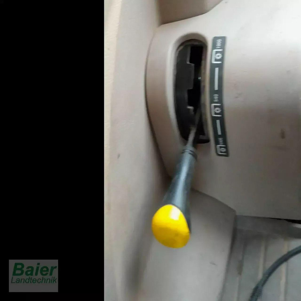 Farm tractor John Deere 5090r: picture 16