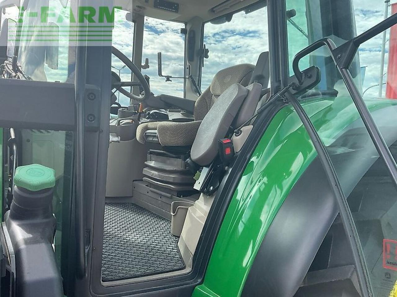 John Deere 6120m - Farm tractor: picture 5 John Deere 6120m - Farm tractor: picture 5