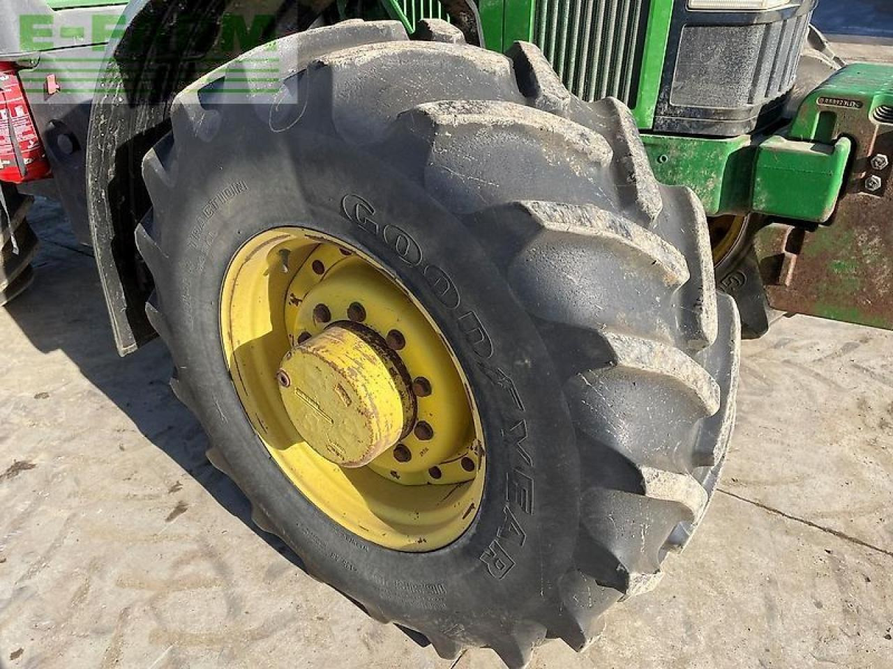 Farm tractor John Deere 7800: picture 13
