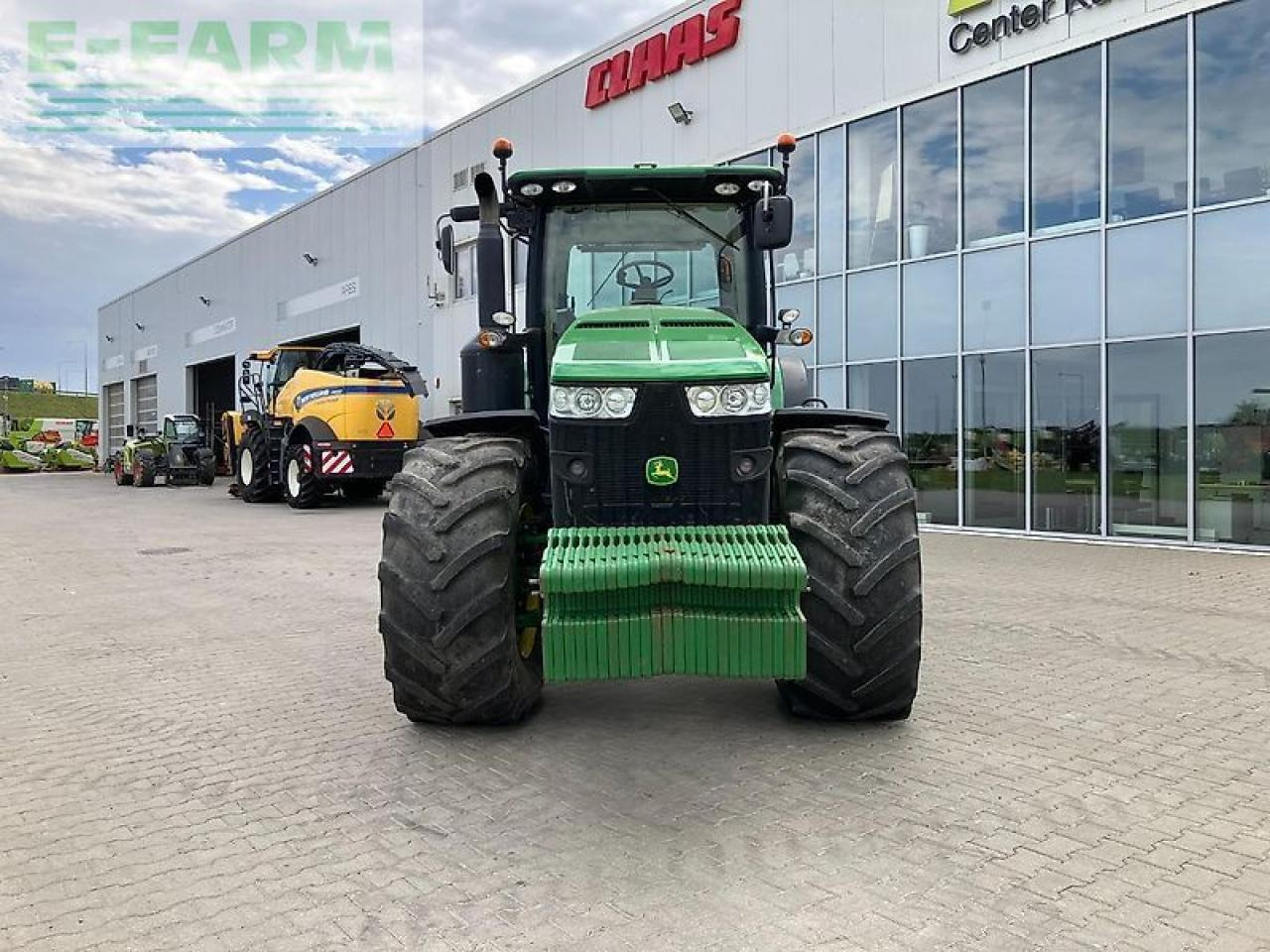 Farm tractor John Deere 8270r: picture 20